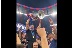 恩里克赛后被扛起庆祝夺冠,罗马诺:多么棒的教练!