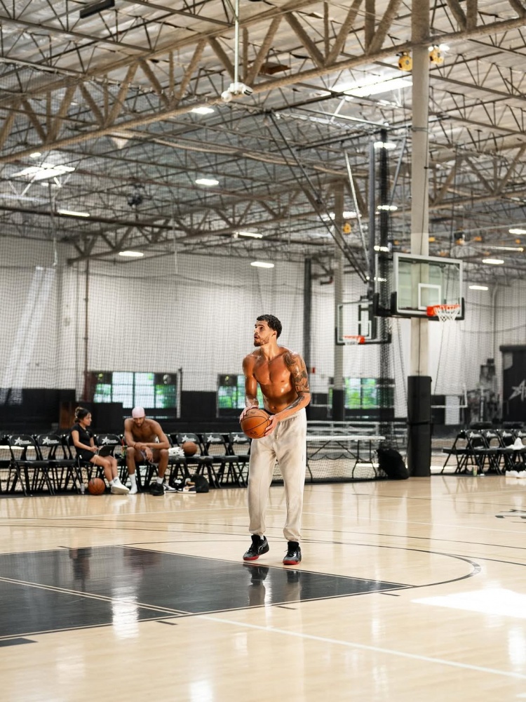 开云Kaiyun官网入口-不只是两性专家！小波特在社媒晒训练照 大秀肌肉