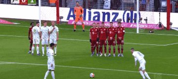 开云体育官网-【德甲】莱万双响穆勒造乌龙 拜仁4比1菲尔特