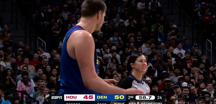 开云Kaiyun官网入口-多少有点离谱！约基奇后场大回环要造投篮犯规 裁判只给普通犯规